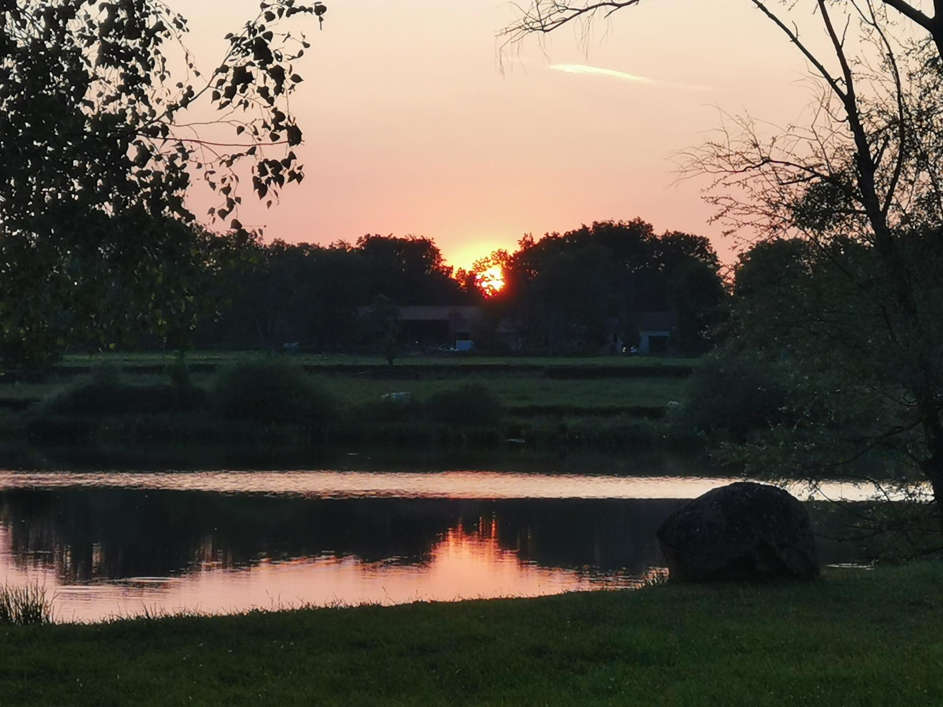 Coucher soleil sur plan d'eau